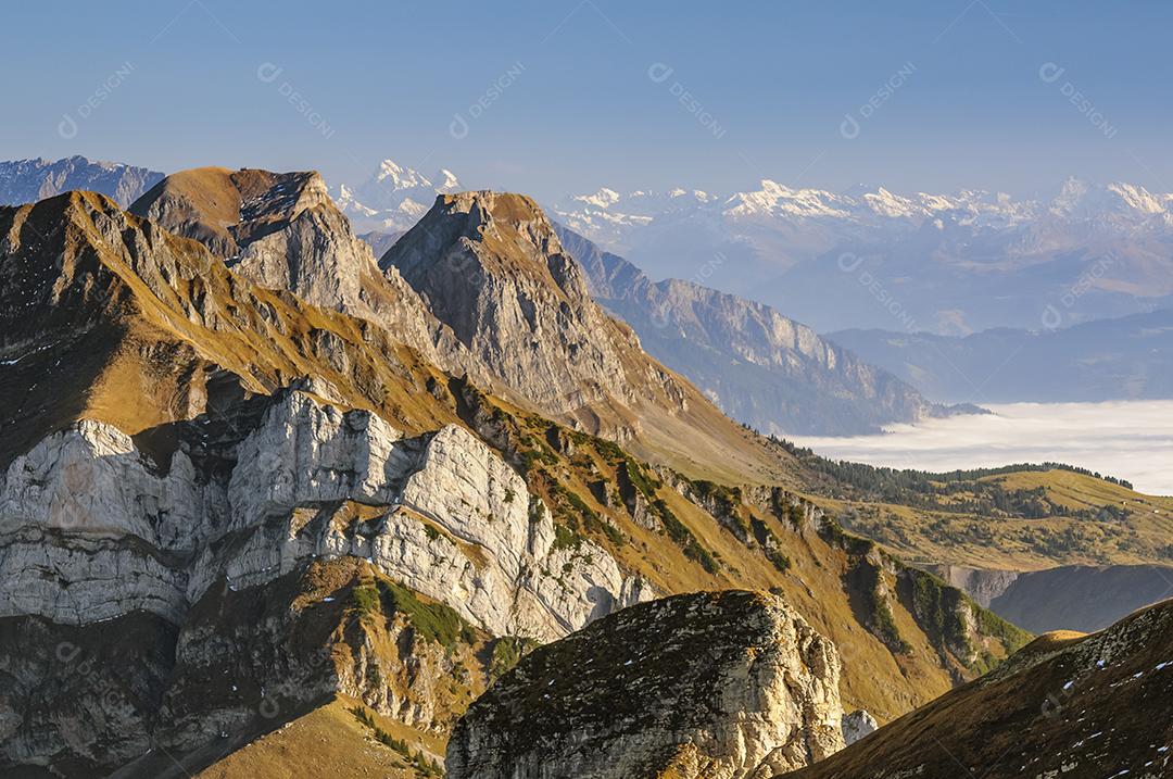 Cordilheira dos Alpes suíços vista do pico Chaserrugg, Suíça em outubro