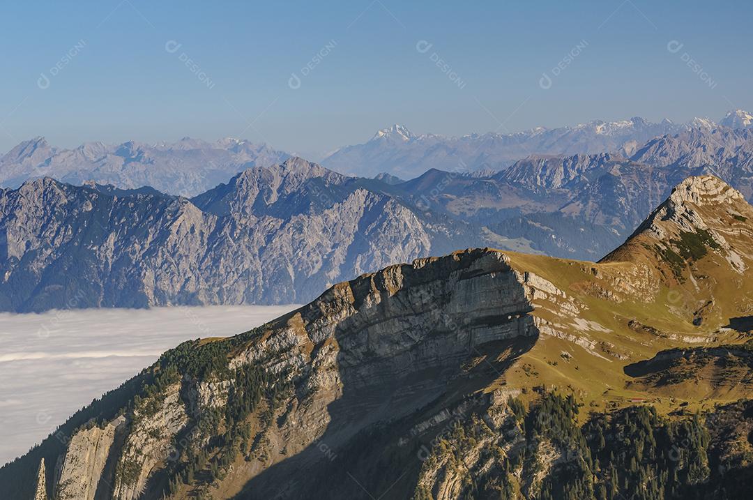 Cordilheira dos Alpes Suíços vista do pico chaserrugg, Suíça em 24 de outubro de 2012.
