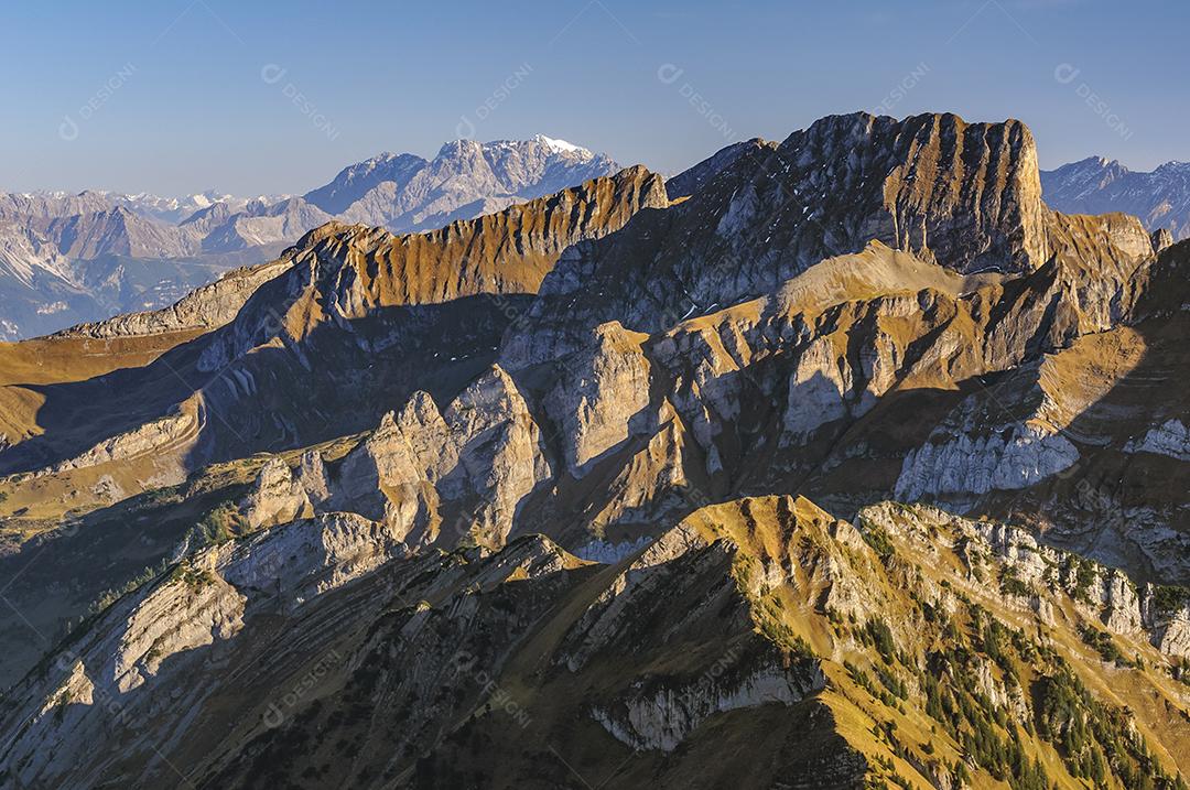 Cordilheira dos Alpes Suíços vista do pico chaserrugg, Suíça em 24 de outubro de 2012.