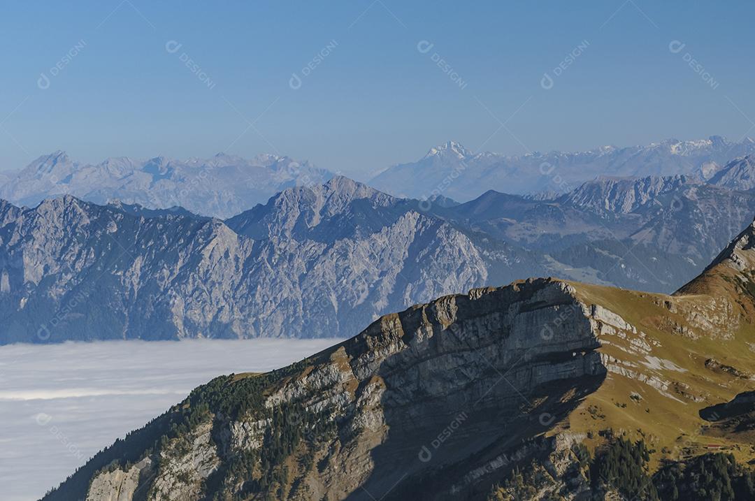 Cordilheira dos Alpes Suíços vista do pico chaserrugg, Suíça em 24 de outubro de 2012.