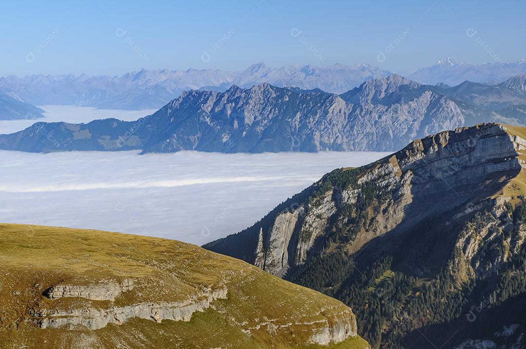 Cordilheira dos Alpes Suíços vista do pico chaserrugg, Suíça em 24 de outubro de 2012.