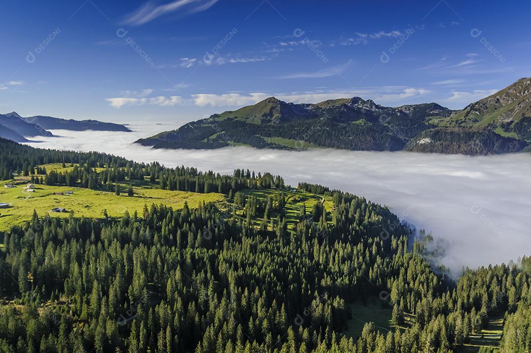 Cordilheira dos Alpes Suíços vista do pico chaserrugg, Suíça em 24 de outubro de 2012.