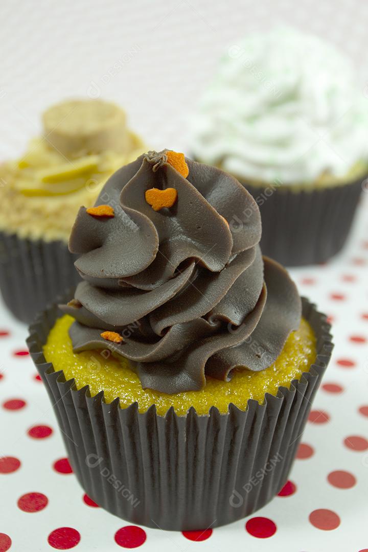 Cupcakes sobre fundo de pontos vermelhos