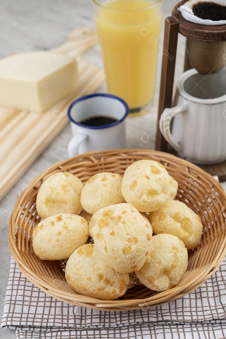 Pão de queijo típico brasileiro com café e suco de laranja