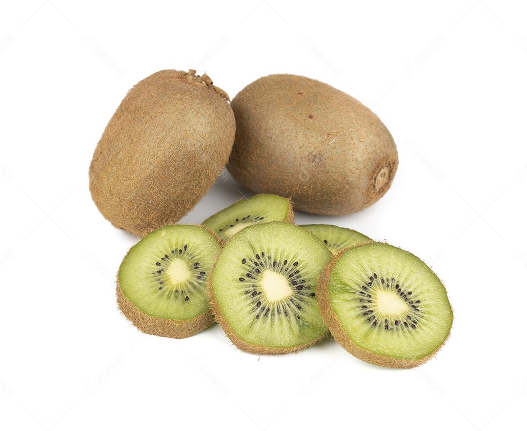 Kiwis verdes com fatias isoladas sobre fundo branco.