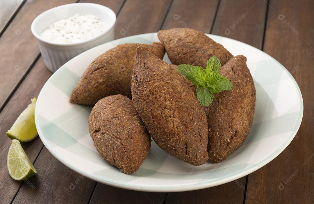 Kibbeh frito árabe tradicional. Lanche típico do Brasil.