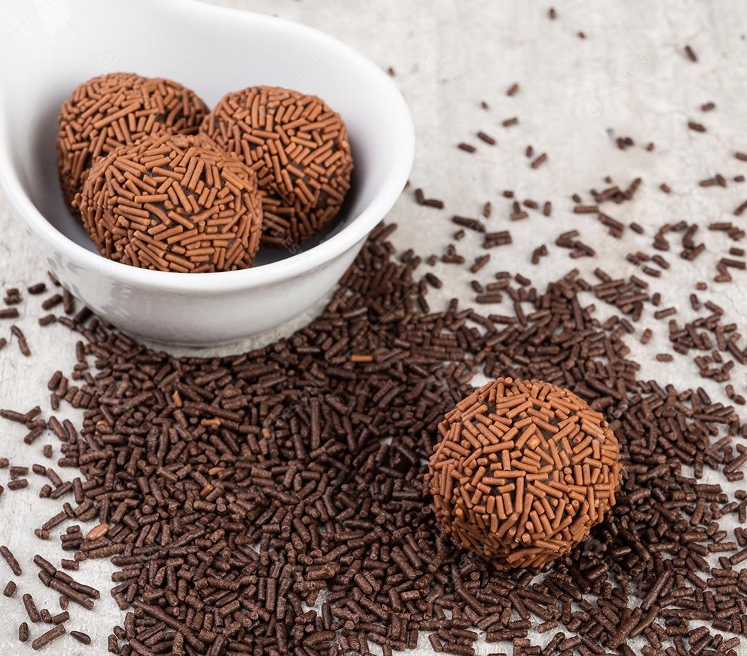 Típico de brigadeiro brasileiro com polvilho de chocolate.