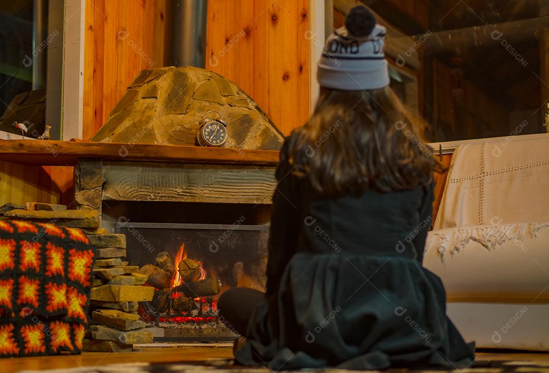 Menina criança com casaco olhando a laleira