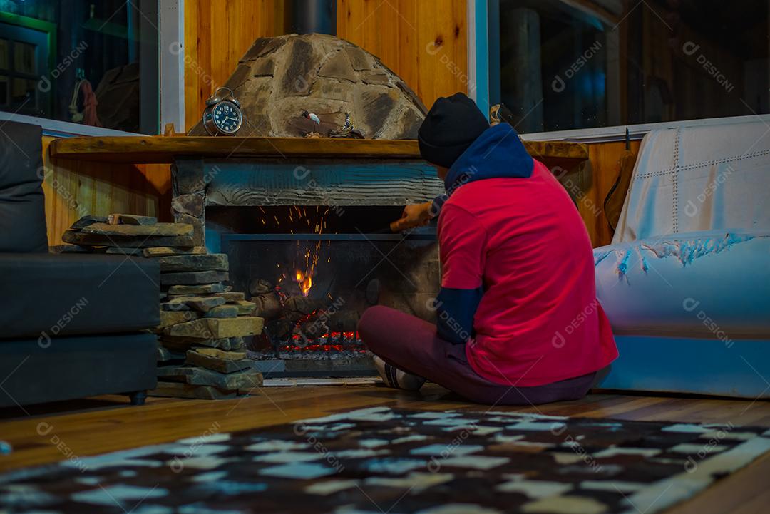 Menino criança com casaco olhando a laleira
