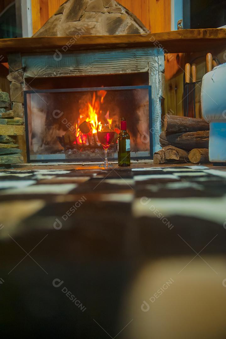 Bebida vinho sobre laleira casa aconchegante