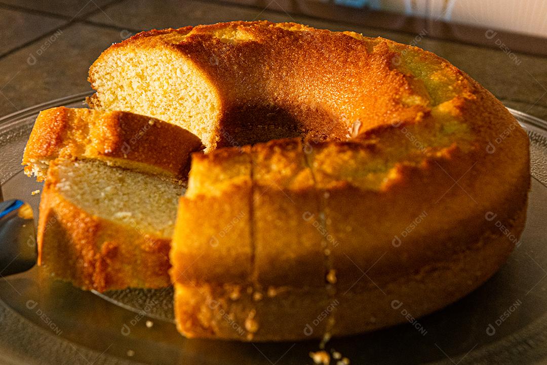 Café da manhã farto servido com bolos, tortas, geléias, bolos, queijo, presunto, café, leite.