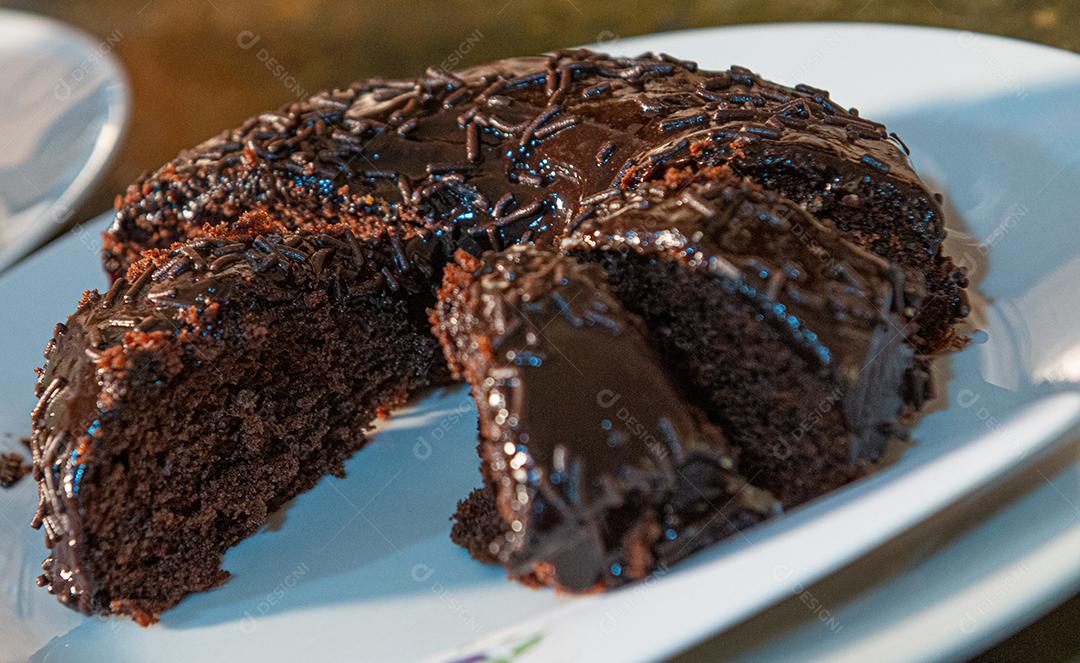 Café da manhã farto servido com bolos, tortas, geléias, bolos, queijo, presunto, café, leite.