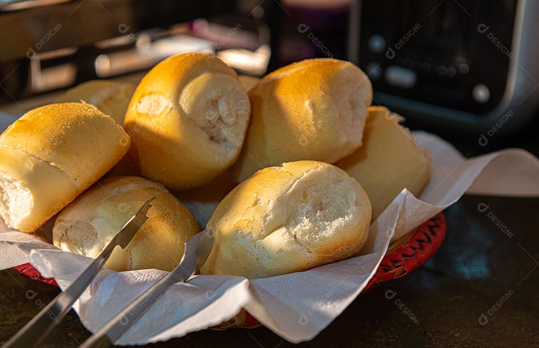 Café da manhã farto servido com bolos, tortas, geléias, bolos, queijo, presunto, café, leite.