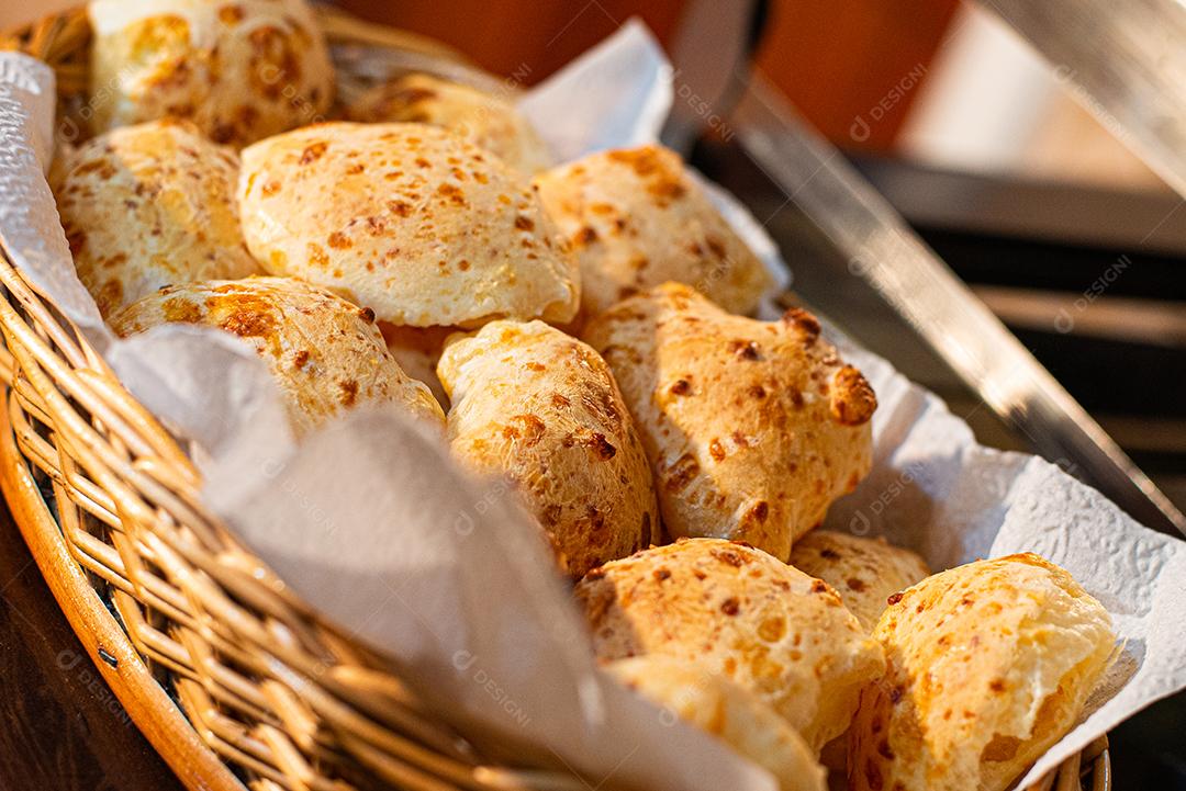 Café da manhã farto servido com bolos, tortas, geléias, bolos, queijo, presunto, café, leite.