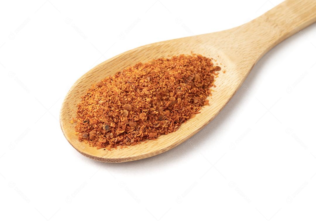 pimenta caiena em uma colher isolada sobre fundo branco.