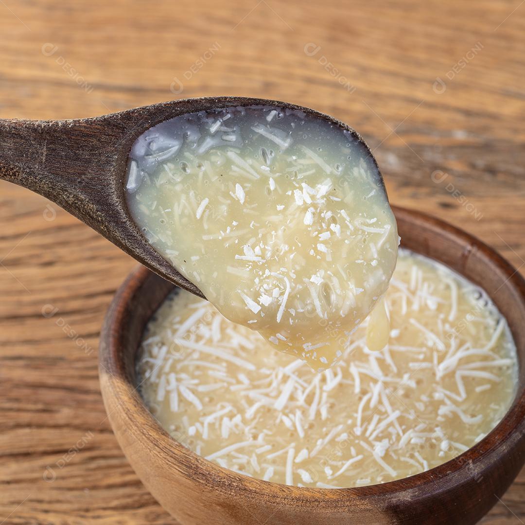 Cocada cremosa, tradicional doce de coco brasileiro com coco ralado.
