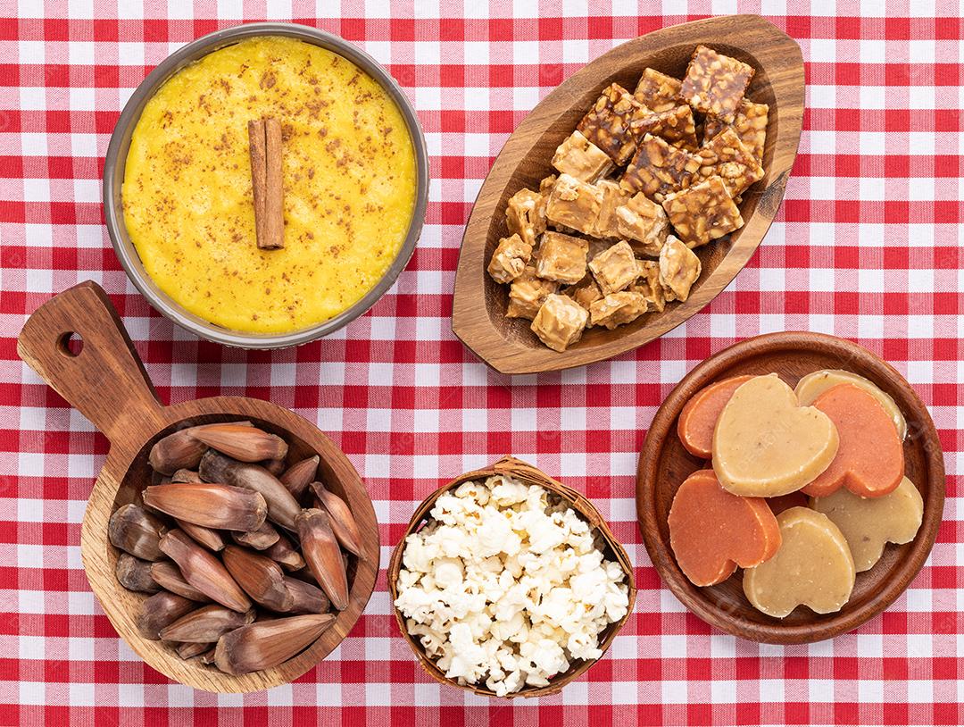 Comida típica do festival brasileiro de junho sobre tecido xadrez. Festa junina.