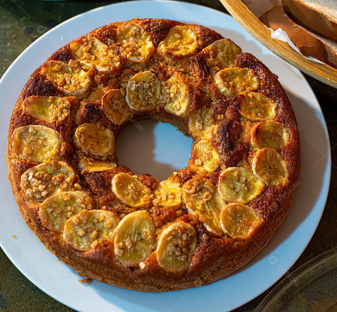 Café da manhã farto servido com bolos, tortas, geléias, bolos, queijo, presunto, café, leite.