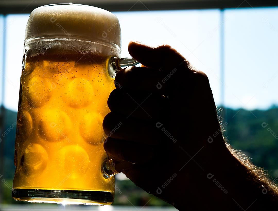 Mão de pessoas segurando Bebida alcoólica cerveja bar gargalo