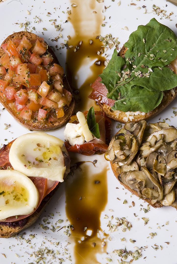 Bruschetta Prato comida sobre prato branco restaurante