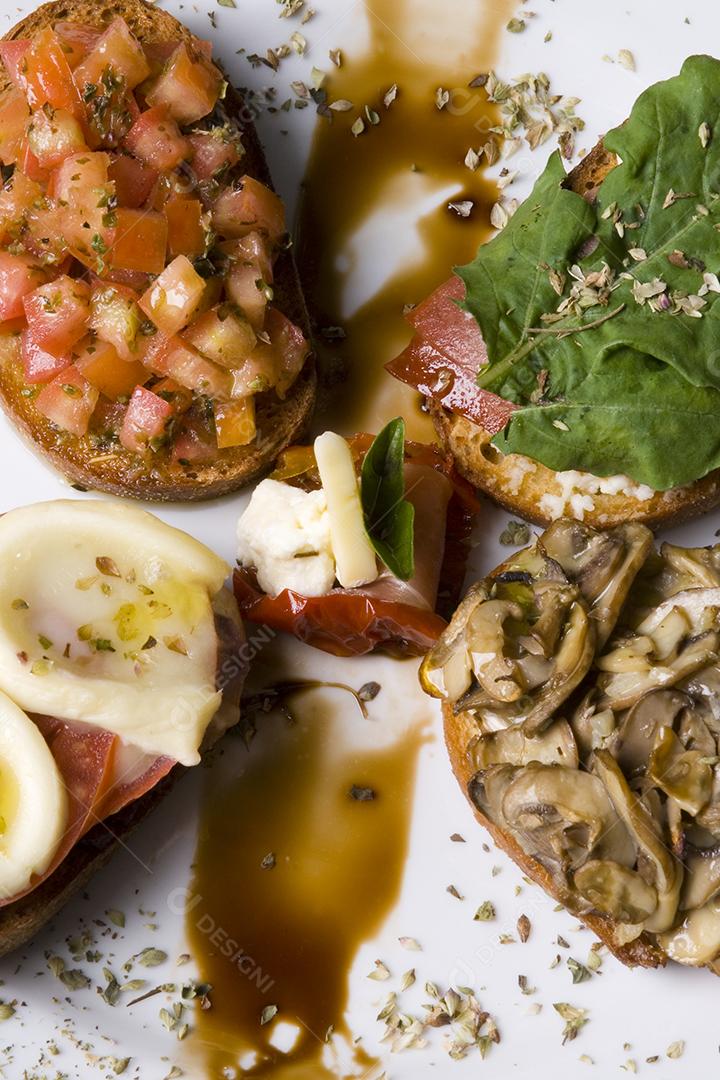 Bruschetta Prato comida sobre prato branco restaurante