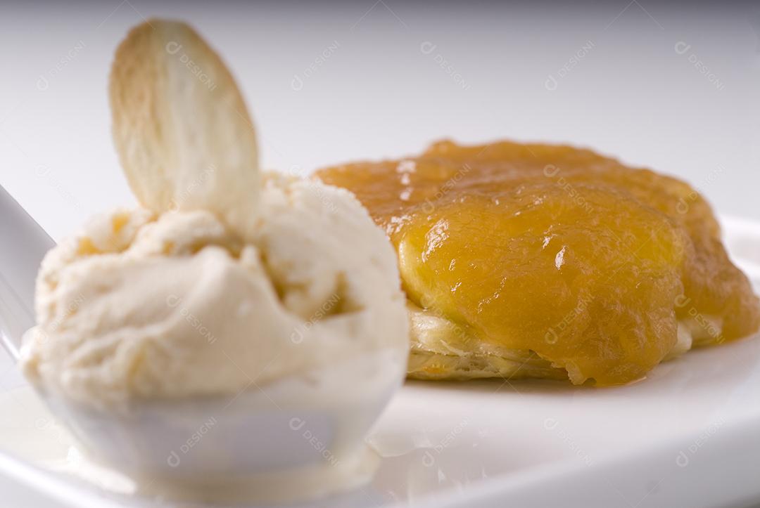 Sorvete doces geleia sobre fundo branco