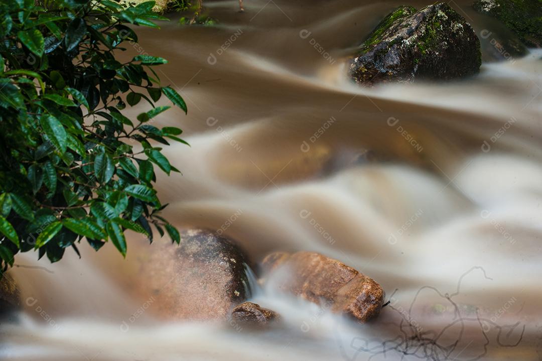 Paisagem cachoeira sobre floresta lago pedreiras