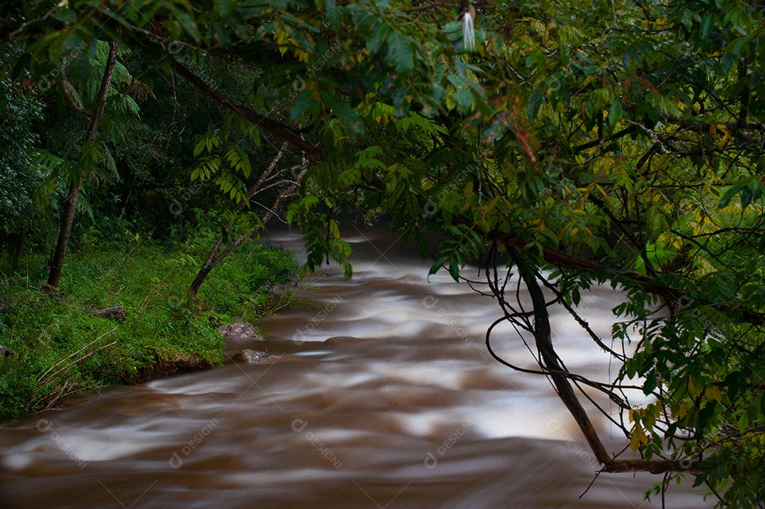 Paisagem cachoeira sobre floresta lago pedreiras