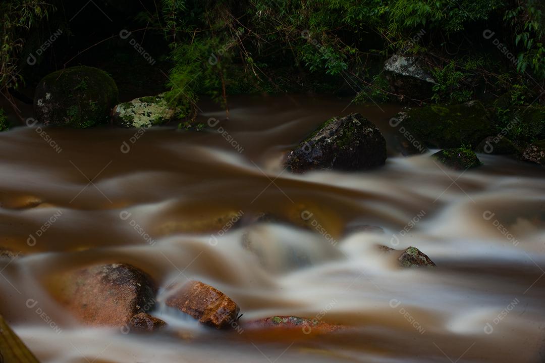 Paisagem cachoeira sobre floresta lago pedreiras