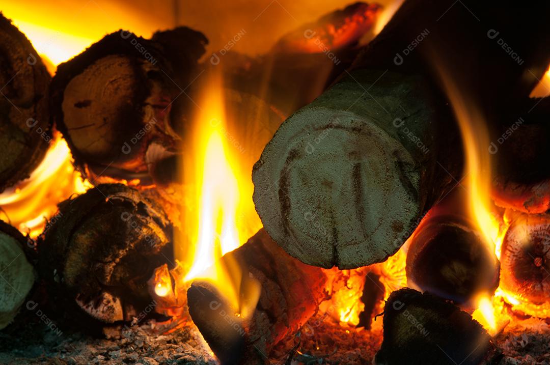 Lenhas brasa fogo forno madeira pegando fogo