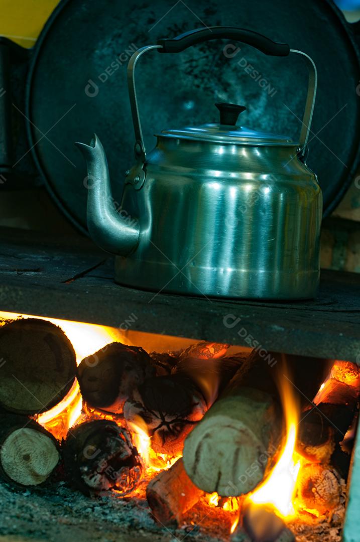 Fogão a lenha chaleira sobre brasa cozinha