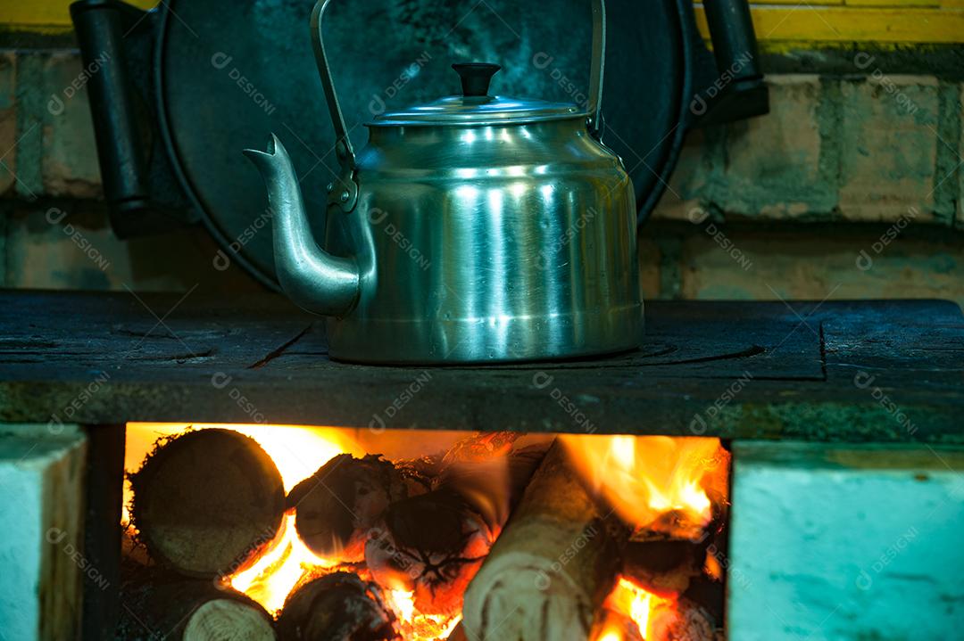 Fogão a lenha chaleira sobre brasa cozinha
