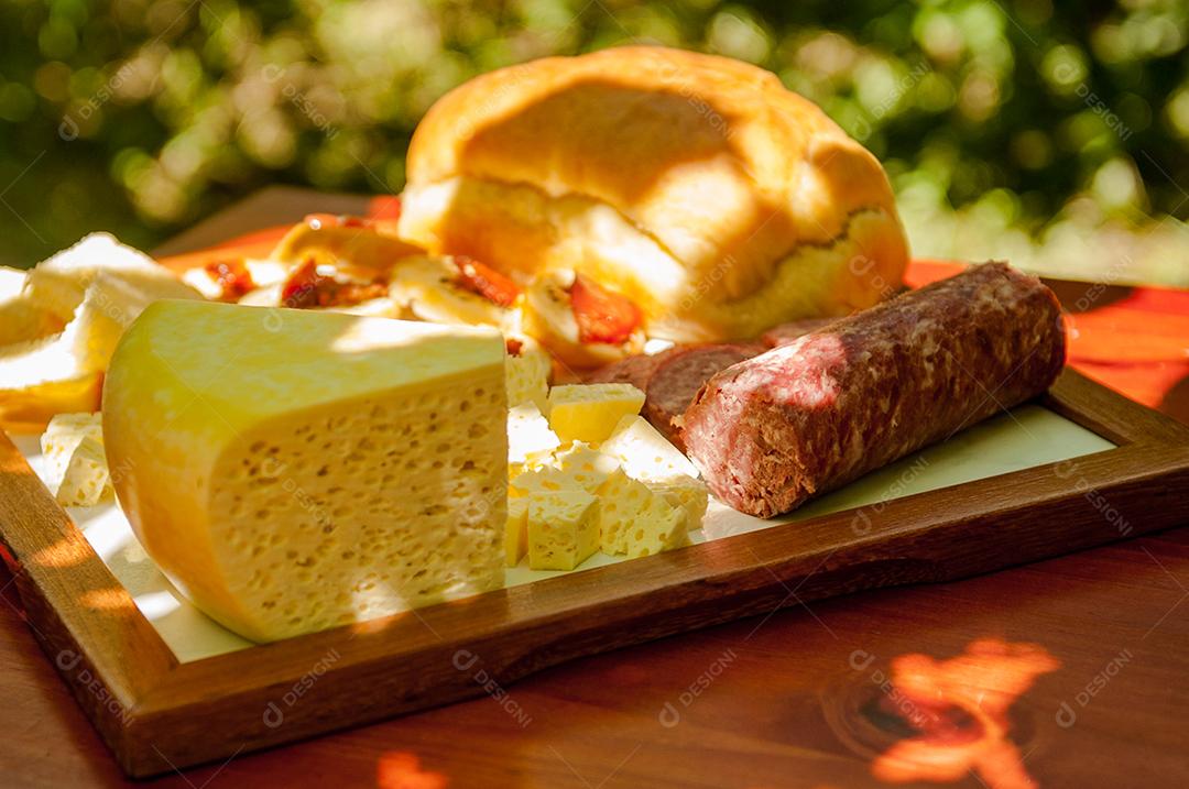 Comida queijo salame banquete sobre fundo desfocado