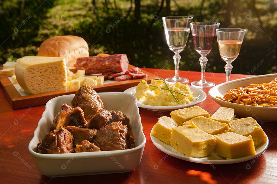 Comida queijo salame banquete sobre fundo desfocado