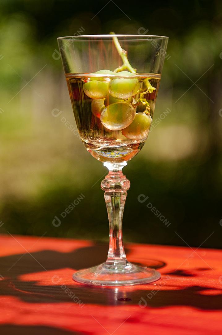 Taças de vidros copos bebida vinho bar gargalo