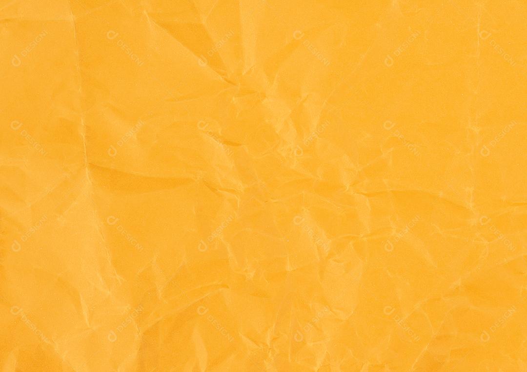 Folha enrugada de papel amarelo. Pano de fundo texturizado