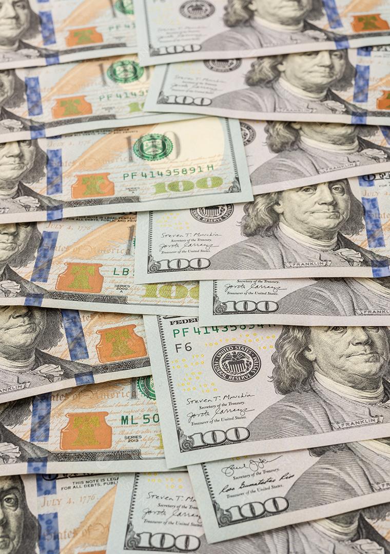 Um grupo de notas de cem dólares se espalham