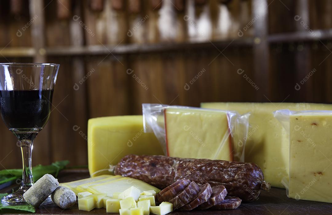 Comida queijo salame banquete sobre fundo desfocado