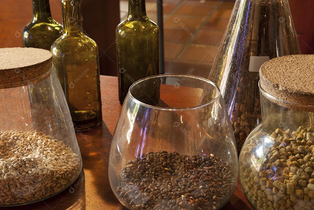 Sementes dentro de frasco de vidro