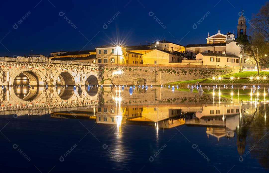 Vista da Ponte Tibério (Ponte di Tibério) em Rimini, Emilia-Romagna, Itália - Hora Azul