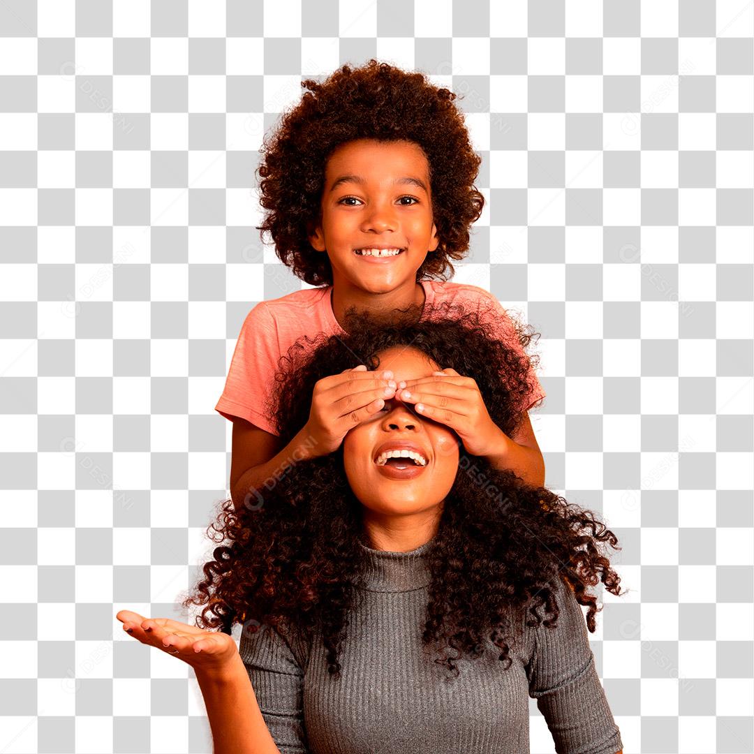 Menino segurando os olhos fechados da mãe PNG Transparente