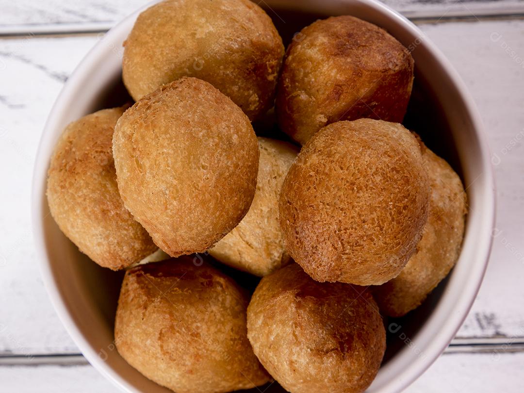 salgados imagem mesa branca cesta isolada branca papel ketchup fotos