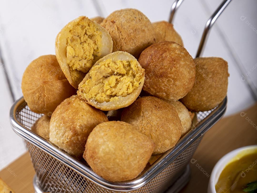 Salgados de frango fritos em tigela grau sobre fundo branco