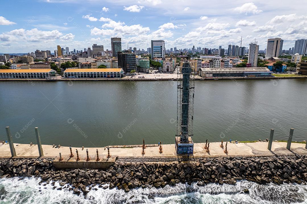 Vista do Marco Zero em Recife, Brasil com a famosa escultura cerâmica de Francisco Brennand