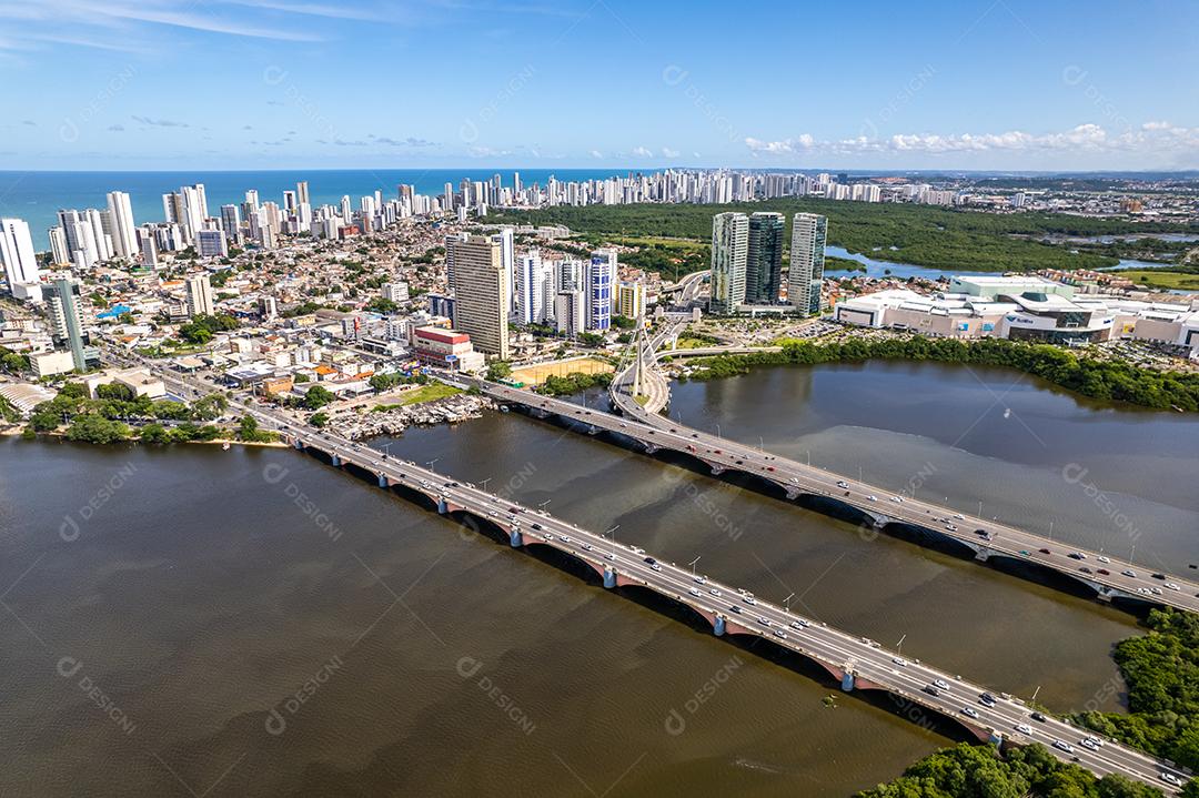 Vista aérea de Recife, capital de Pernambuco, Brasil. Ponte da Senhora Encantada e Rio Capibaribe.