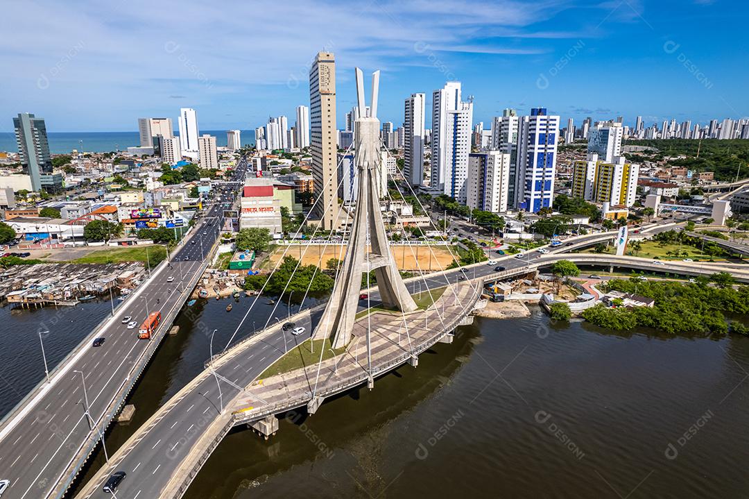 Vista aérea de Recife, capital de Pernambuco, Brasil. Ponte da Senhora Encantada e Rio Capibaribe.