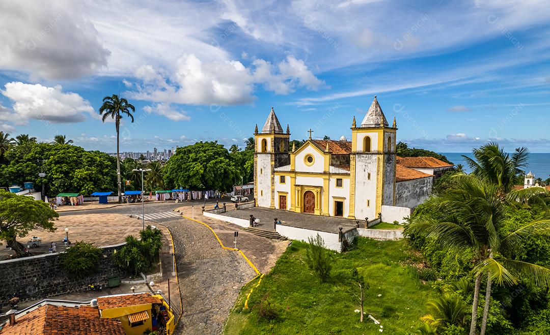 Olinda, Pernambuco Vista aérea da cidade de Olinda no Alto da Sé com igreja, casas, mar e movimento de pessoas.