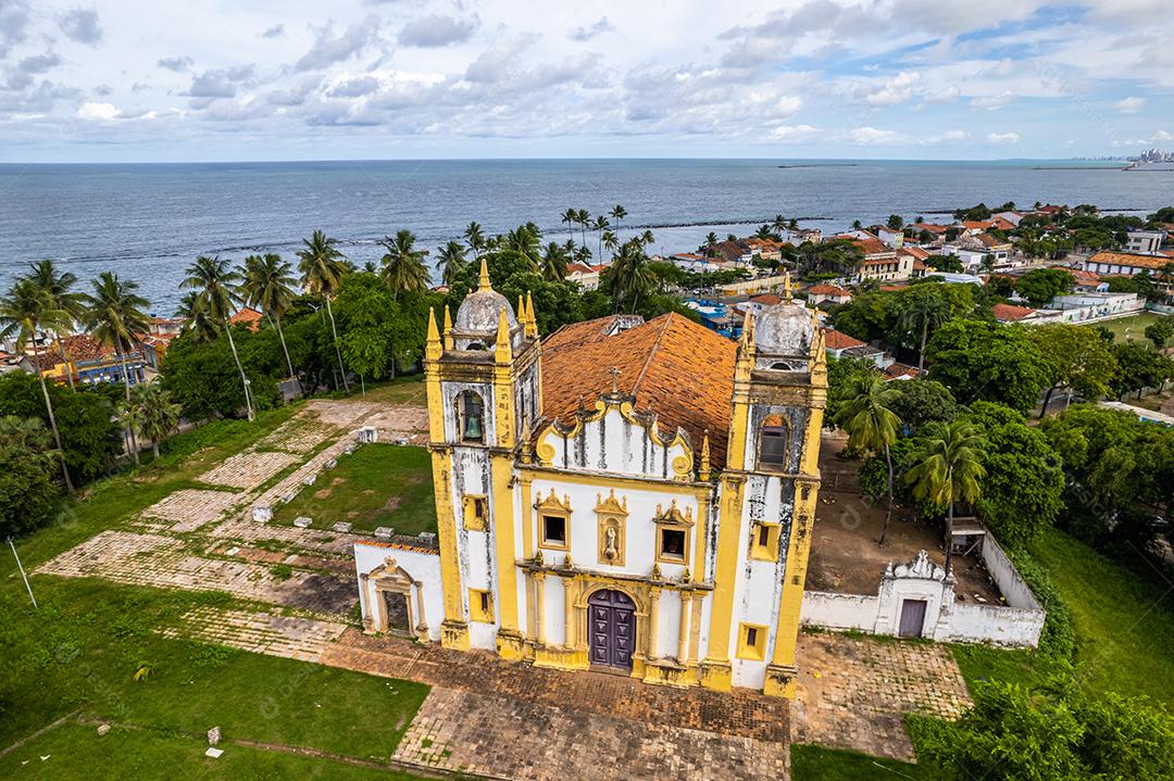 Olinda, Pernambuco Vista aérea da cidade de Olinda no Alto da Sé com igreja, casas, mar e movimento de pessoas.