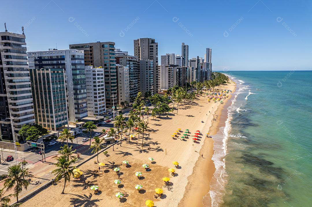 Vista aérea da praia de Boa Viagem em Recife, capital de Pernambuco, Brasil.