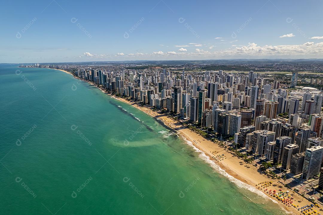 Vista aérea da praia de Boa Viagem em Recife, capital de Pernambuco, Brasil.